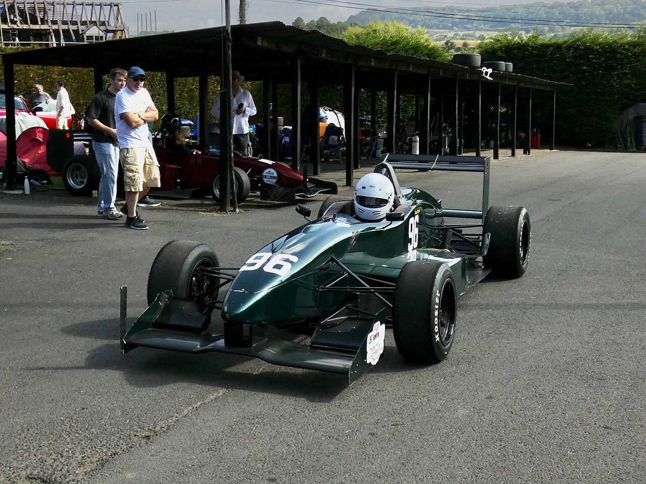 F1赛车战术解析:节奏与空间如何决定走势(商业市场视角)
